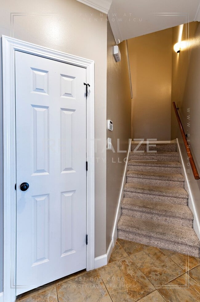 Building Photo - 3 Bed 2.5 Bath Townhome in West Mobile