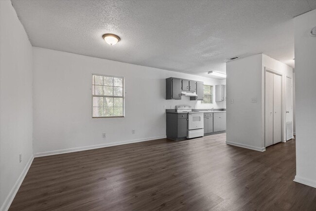 Building Photo - 851 Maple St