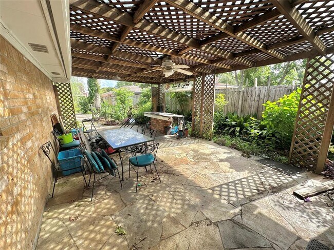 Building Photo - 1765 Hialeah Dr