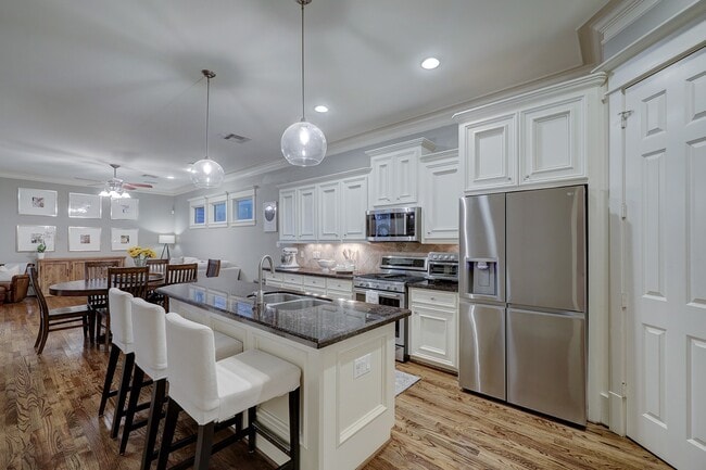 Building Photo - 1126 W 17th St