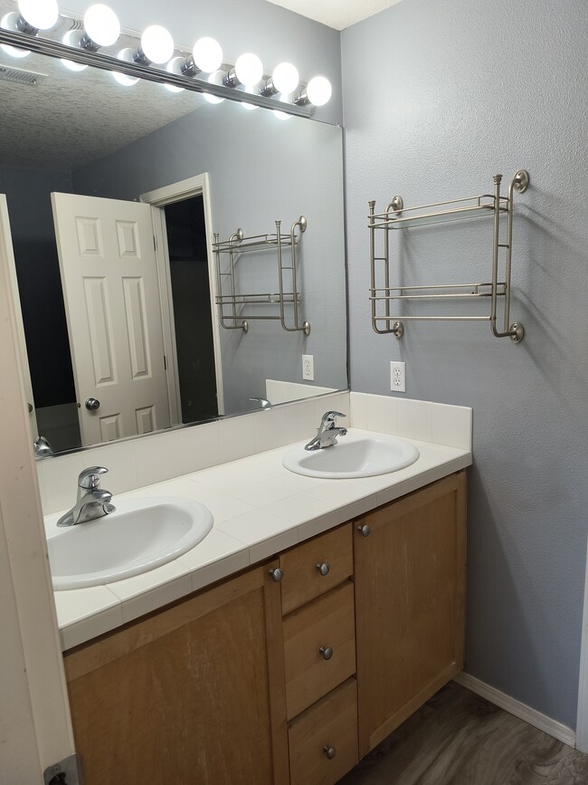 Master bathroom - 6334 SW Vinwood Ter
