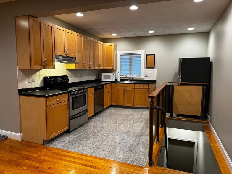 Building Photo - 665 Mineral Spring Ave