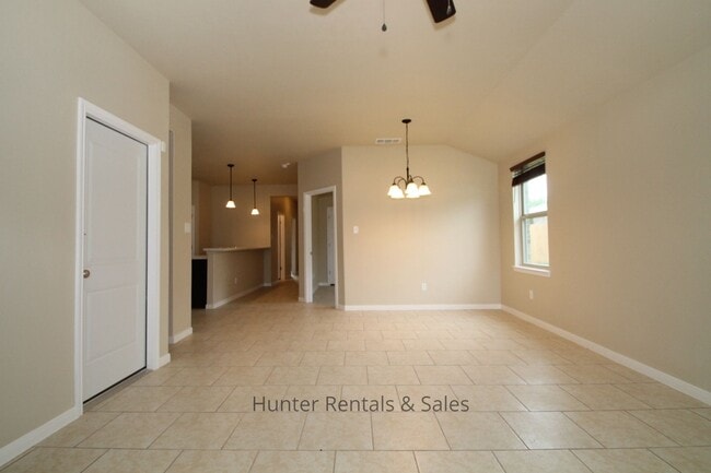 Building Photo - Loaded With Amenities!
