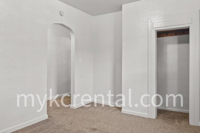 Building Photo - 1131 Hasbrook Ave