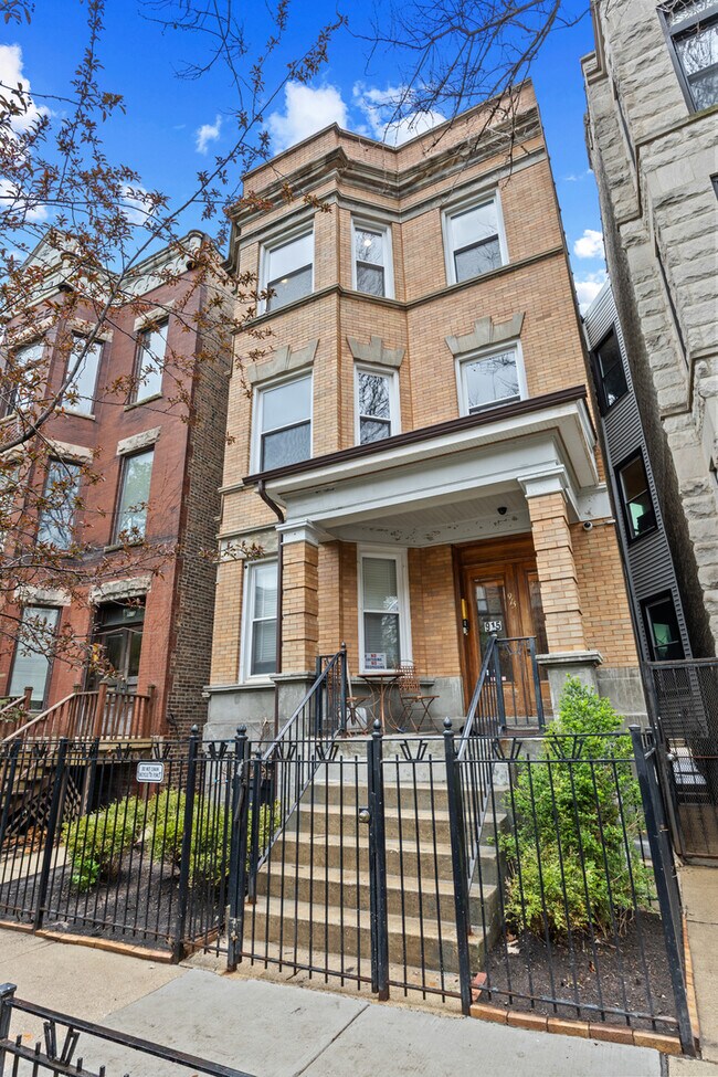 Building Photo - 915 W Newport Ave