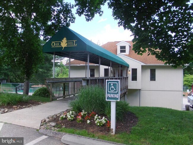Building Photo - 1640 Oakwood Dr