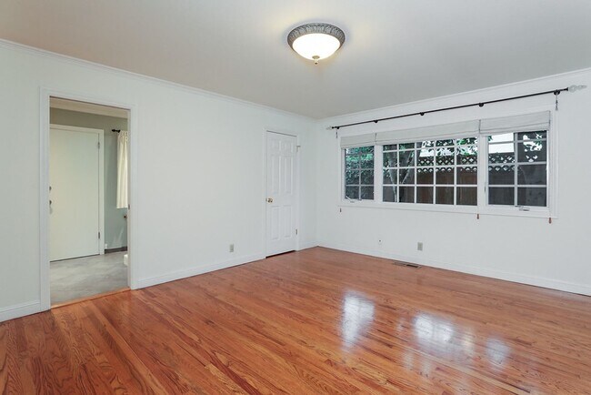 Building Photo - Expansive 6 Bed, 3.5 Bath Executive Home i...