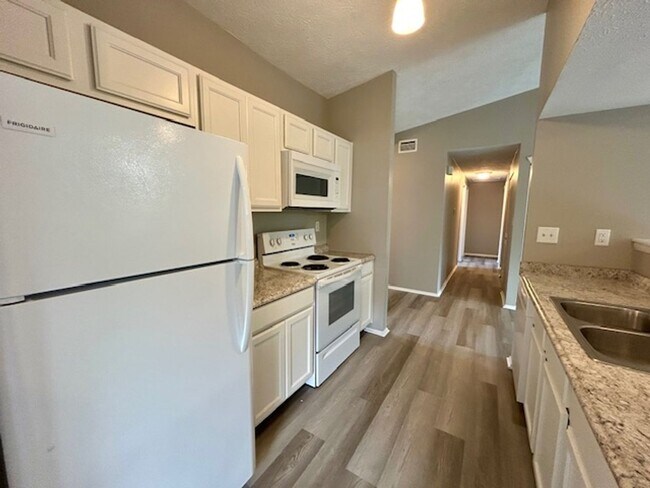 Building Photo - 3 BEDROOM 2 BATHROOM RANCH STYLE HOME IN PIKE!