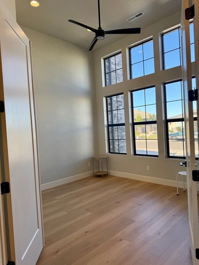 Building Photo - Beautiful Modern 5 Bedroom Furnished Home!!