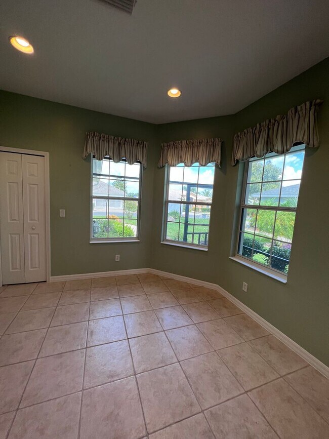 Building Photo - Gorgeous 3 bedroom, two bathroom home in 5...