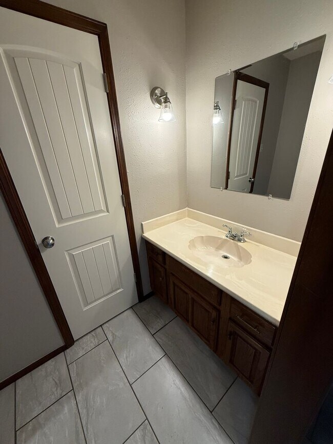Building Photo - 3 Bed 2 Bath Duplex with 2 Car Garage.  Gas Heat & Hot Water.  Yard Care Included.