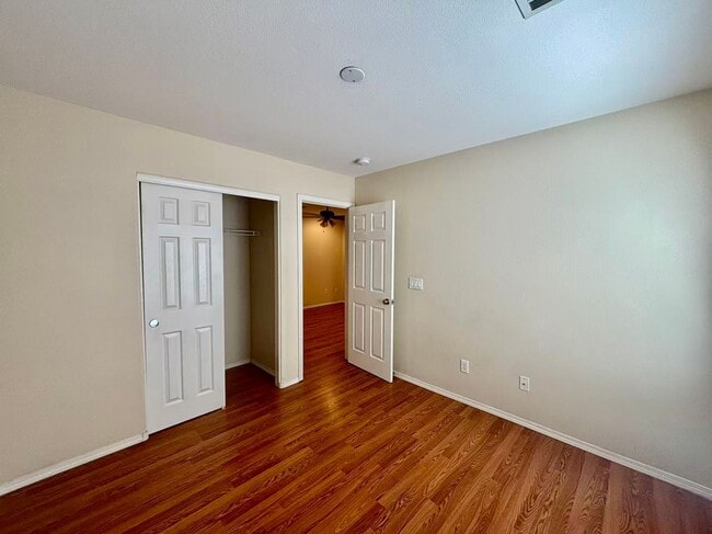 Building Photo - Beautiful 4 bedrooms home in desirable Green Valley