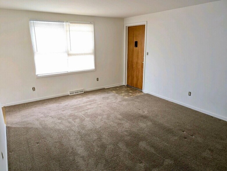 Building Photo - 646 W Main St