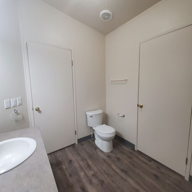 Building Photo - Newly Renovated Pet Friendly 3 Bed / 2 Bat...