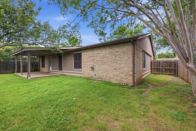 Building Photo - Charming 3 Bedroom Home near Schools and Rec Center