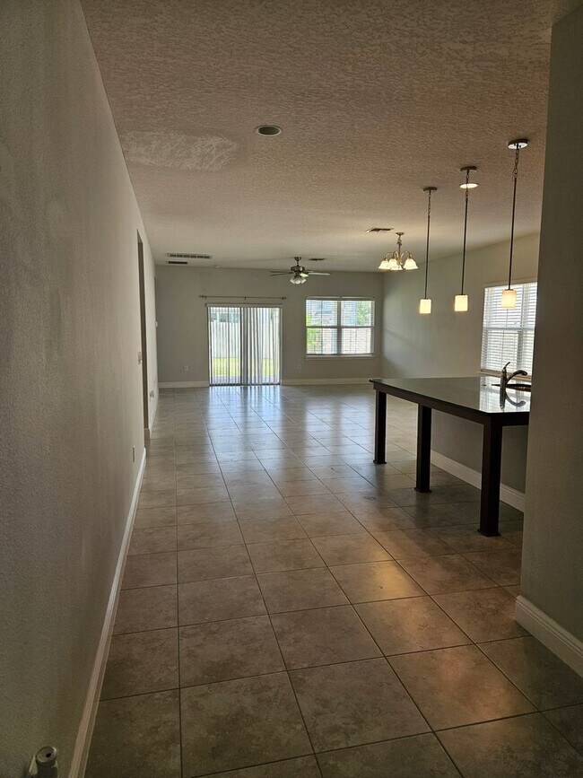 Building Photo - 4 Bedroom 2 bath beautiful spacious home i...