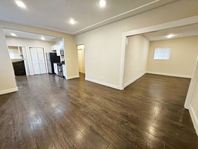 Building Photo - New Listing!