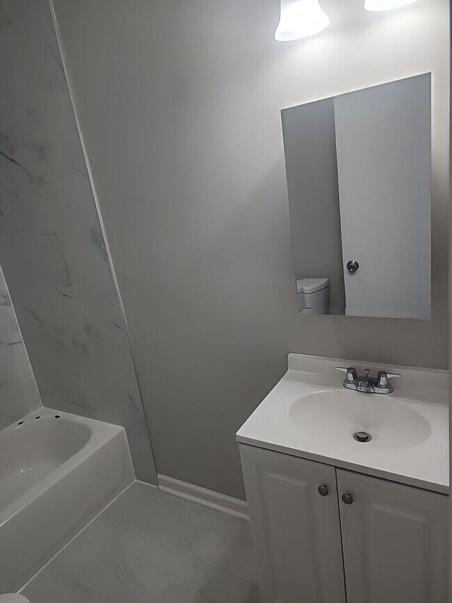 Building Photo - Newly Renovated 3 Bedroom Apartment