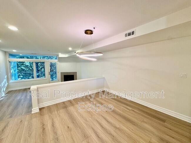 Building Photo - 9039 NE Juanita Dr
