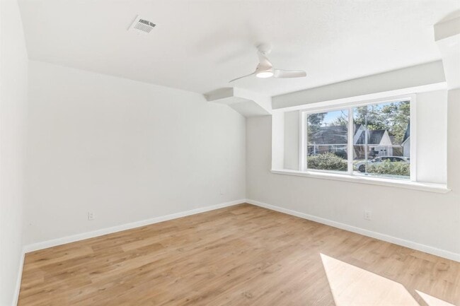 Building Photo - 8014 Meadowcroft Dr