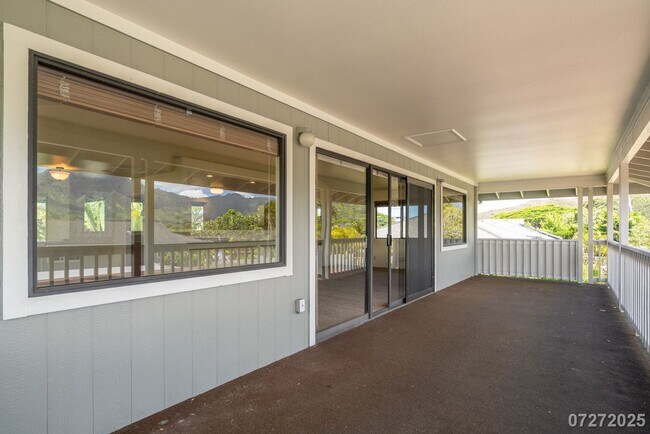 Building Photo - Beautiful and Large 3 bedroom 2.5 bath SFH...