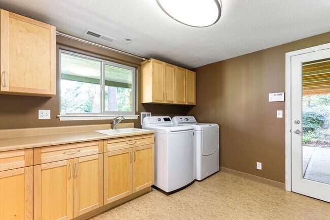 Building Photo - 2640 SW Vista Dr