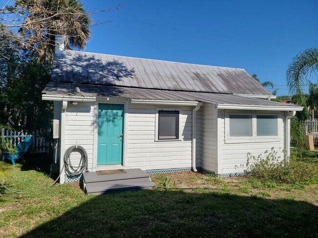 Building Photo - 1 bedroom Historic Cottage half Block from...
