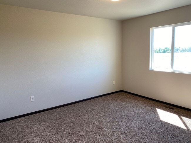 Building Photo - 4 BEDROOM | 2 BATH | DOUBLE GARAGE | RAPID...