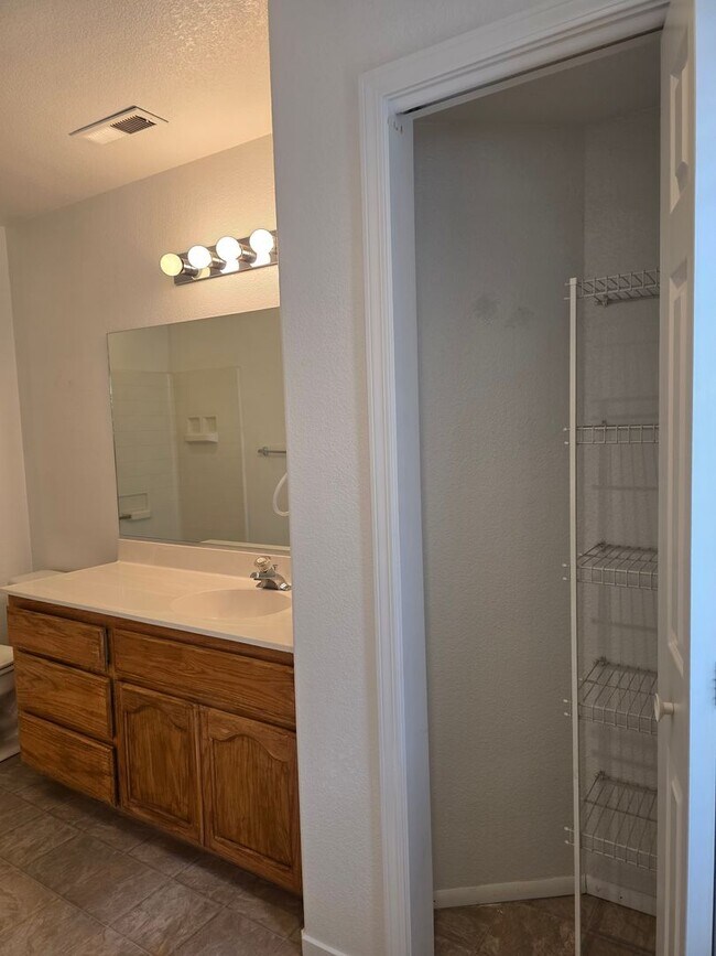 Building Photo - Townhouse Available - Cats OK