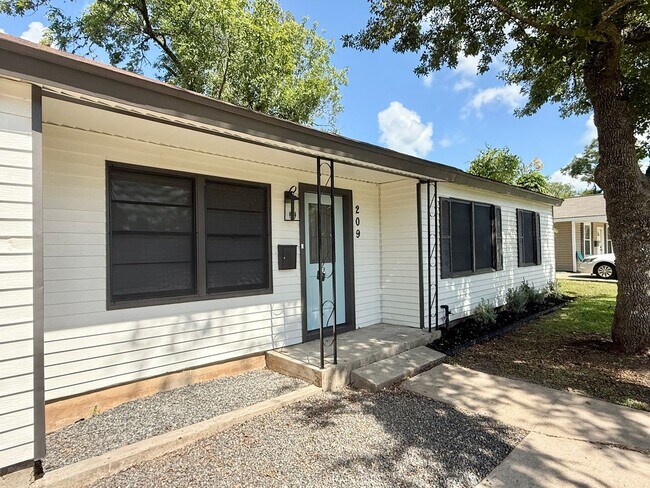 Building Photo - Adorable 3/1/1 Home in Lake Jackson !