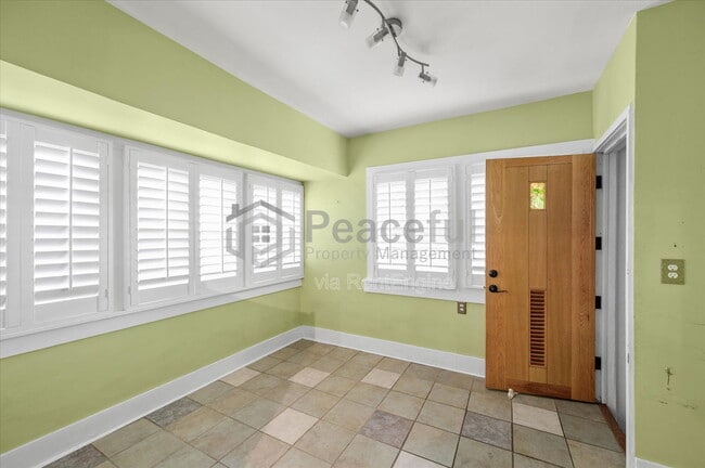 Building Photo - 662 E Redondo Ave