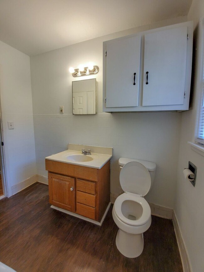 Building Photo - 2 bedroom 1 bath bungalow in Shawnee.