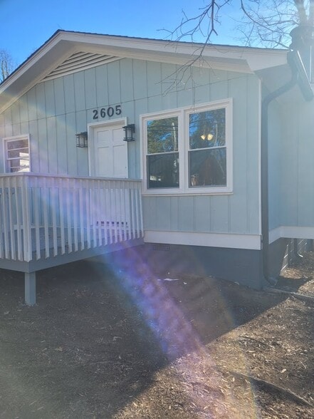 Building Photo - 2605 Vineyard St