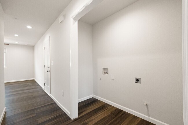 Building Photo - Paradise-Newer construction, 2 bed 2 bath +Bonus room, Garage, fenced yard, RV parking