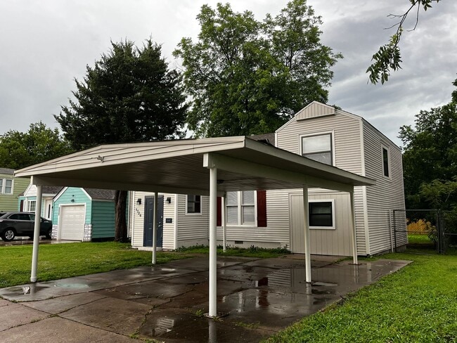 Building Photo - 1724 NW Elm Ave