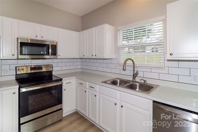 Building Photo - 915 Harbour View Cove NE