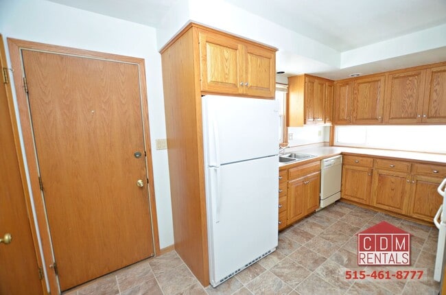 Building Photo - Cozy Ranch Home near Beaverdale