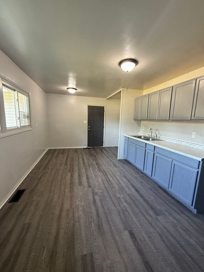 Building Photo - beautiful 3 bedroom 1 bathroom House