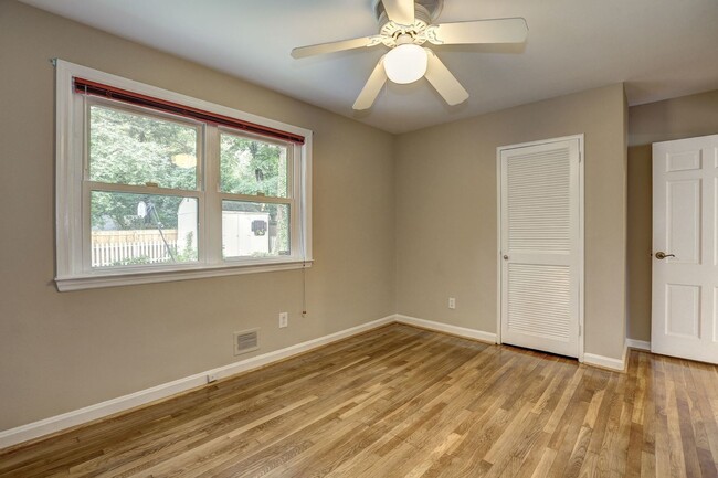 Building Photo - 3 Bed 2 Bath - Silver Spring Rambler - Upd...