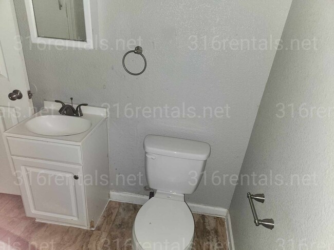 Building Photo - $1095 - 3 bedroom / 1 bathroom - Single Fa...