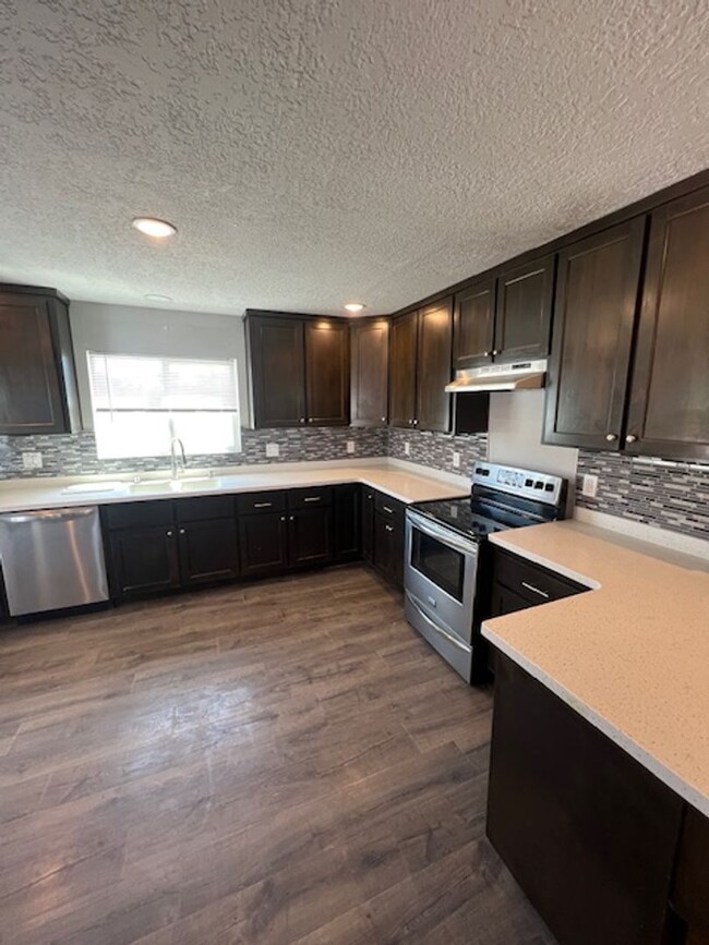 Building Photo - Beautifully Remodeled 2 Bedroom 1 Bath 1 C...