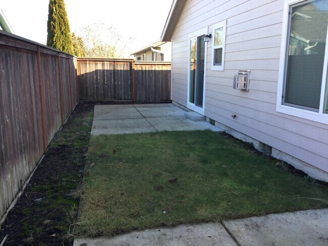 Building Photo - Comfort and Convenience in NE Albany