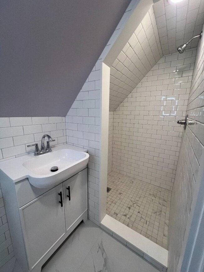 Building Photo - Lovely 2 Bed 2 Bath Gardens House w Terrace