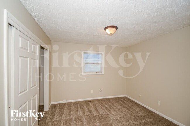 Building Photo - 4601 N Richardt Ave