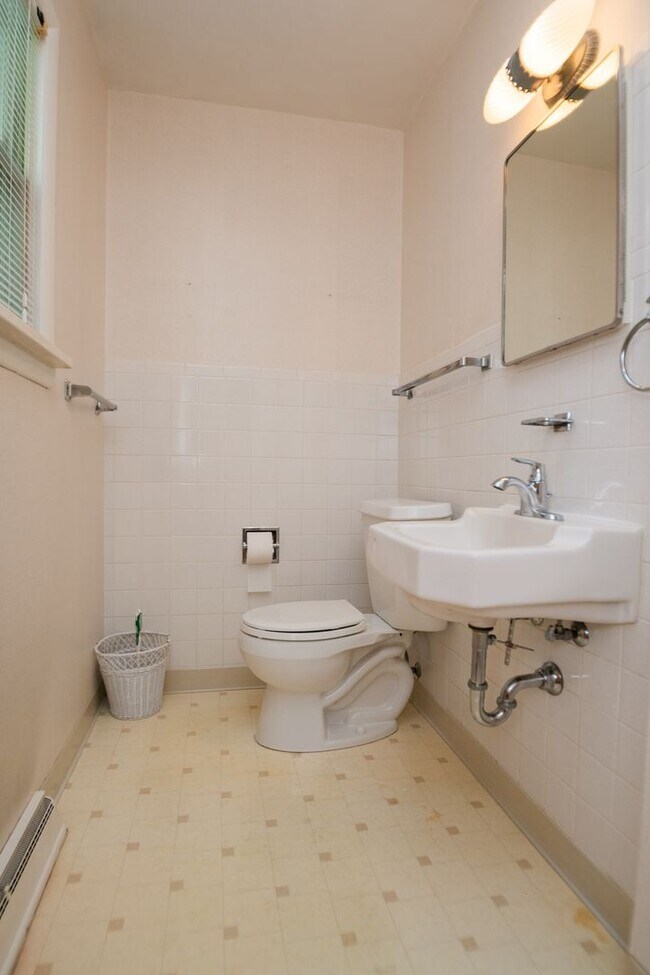 Building Photo - 3 bed 2 bath home in Valparaiso