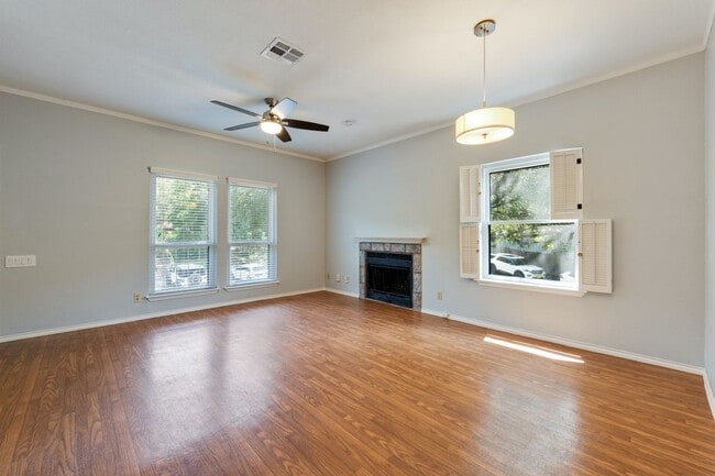 Building Photo - MOVE-IN TODAY: Updated 3 BR / 2.5 BA in S Austin - Walkable Location - W/D Included