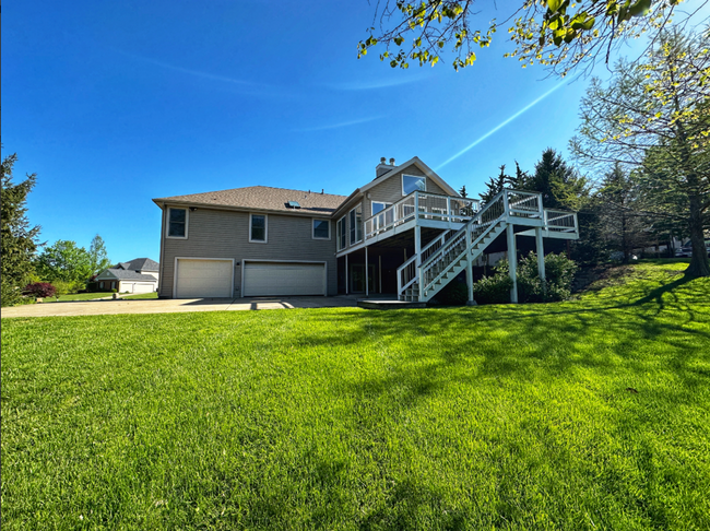 Building Photo - Elegant 4-Bedroom Home in Beautiful Lake S...