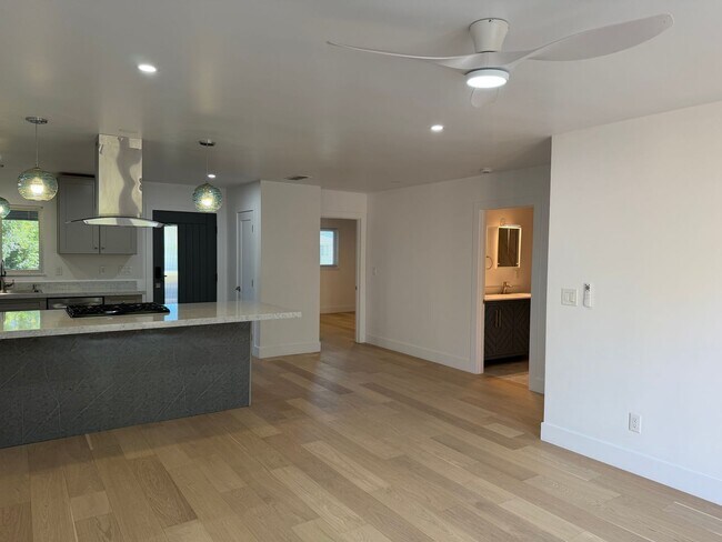 Building Photo - Fully Remodeled 3 Bedroom/ 2 Bathroom Duplex w/ Modern Finishes & Private Yard!
