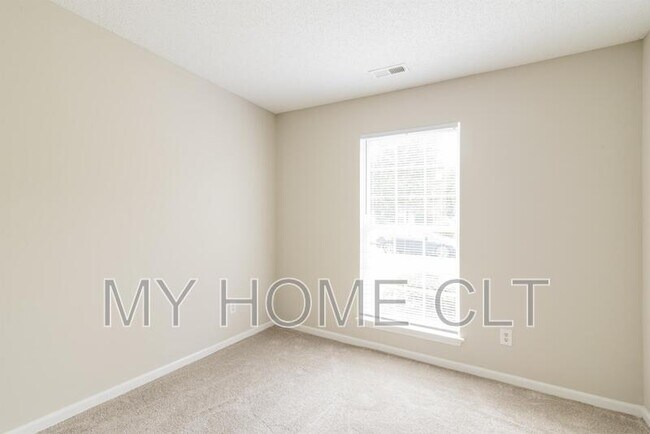 Building Photo - 12025 Brownestone View Dr