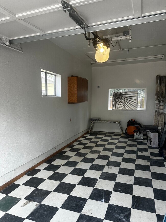 Building Photo - 1431 Northview Dr